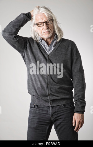 Porträt des reifen Mannes hand auf Kopf Stockfoto