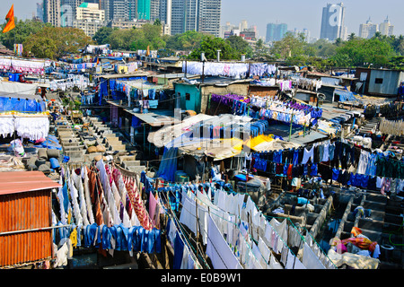 Stadt-Wäscherei basiert vor steigenden Mehrfamilienhäuser wo Hotel Wäsche gewaschen und getrocknet in heißen Sonne, Bombay, Mumbai, Indien Stockfoto