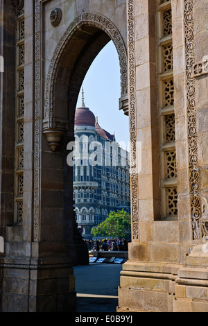 Blick auf das Taj Mahal Hotel, Gate of India, Harbour Front Bay, Schiffe ankern warten auf Einreise, Bombay, Mumbai, Indien Stockfoto