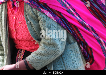 Indigene peruanische Frau einkaufen im Markt in Pisac Peru trägt Tracht in schönen Farben und lebendige Texturen Stockfoto