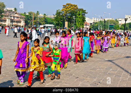 Tor von Indien, Appollo Bunder, Square, Touristen, Schulkinder in bunten Saris, Promenade, Fährhafen, Bombay, Mumbai, Indien Stockfoto