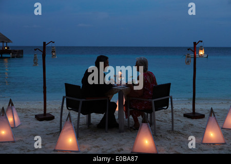 Älteres paar spätes Abendessen im Restaurant im Freien genießen Stockfoto