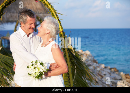 Älteres Paar heiraten In Strand Zeremonie Stockfoto