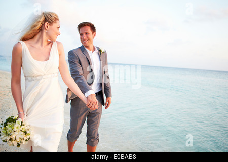 Braut und Bräutigam heiraten In Strand Zeremonie Stockfoto