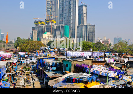 Stadt-Wäscherei basiert vor steigenden Mehrfamilienhäuser wo Hotel Wäsche gewaschen und getrocknet in heißen Sonne, Bombay, Mumbai, Indien Stockfoto