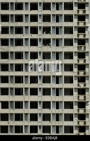 TIANJIN, China. 05-MAI-2014. Die Arbeiter ruhen sich in den unvollendeten Büro- und Wohntürmblöcken im Zentrum von Tianjin aus. © Olli Geibel Stockfoto