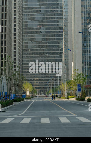 TIANJIN, China. 5. MAI 2014. Das unvollendete Büro- und Wohngebiet Hochhäuser des neuen Yujiapu Finanzviertels, Teil des Binhai Neubaugebiet stehen gespenstisch leer. Nach Meinung der Analysten von Nomura Chinas Immobilienblase geplatzt, und die Wirtschaft des Landes könnte dramatisch langsam, es sei denn, Beijing mit neue Konjunkturmaßnahmen Schritte. © Olli Geibel Stockfoto