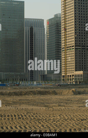 TIANJIN, China. 5. MAI 2014. Das unvollendete Büro- und Wohngebiet Hochhäuser des neuen Yujiapu Finanzviertels, Teil des Binhai Neubaugebiet stehen gespenstisch leer. Nach Meinung der Analysten von Nomura Chinas Immobilienblase geplatzt, und die Wirtschaft des Landes könnte dramatisch langsam, es sei denn, Beijing mit neue Konjunkturmaßnahmen Schritte. © Olli Geibel Stockfoto