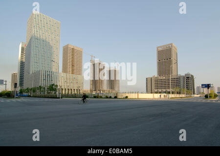 TIANJIN, China. 5. MAI 2014. Das unvollendete Büro- und Wohngebiet Hochhäuser des neuen Yujiapu Finanzviertels, Teil des Binhai Neubaugebiet stehen gespenstisch leer. Nach Meinung der Analysten von Nomura Chinas Immobilienblase geplatzt, und die Wirtschaft des Landes könnte dramatisch langsam, es sei denn, Beijing mit neue Konjunkturmaßnahmen Schritte. © Olli Geibel Stockfoto