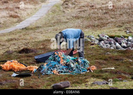 Scottish Wildlife Trust Mitglied Clearing Kunststoff Schutt angespült Strand Handa Insel Scotland UK Stockfoto