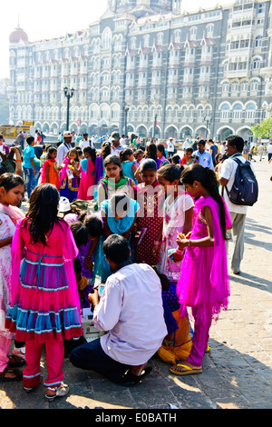 Tor von Indien, Appollo Bunder, Square, Touristen, Schulkinder in bunten Saris, Promenade, Fährhafen, Bombay, Mumbai, Indien Stockfoto