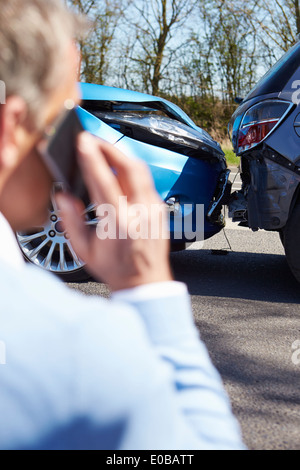 Fahrer nach Verkehrsunfall Anruf tätigen Stockfoto