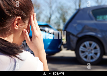 Betonte Fahrer sitzen am Straßenrand nach Verkehrsunfall Stockfoto