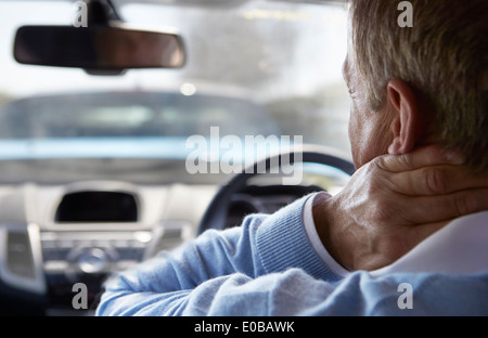 Zwei Fahrer streiten nach Verkehrsunfall Stockfoto