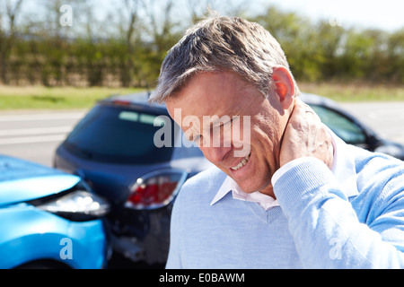 Zwei Fahrer streiten nach Verkehrsunfall Stockfoto