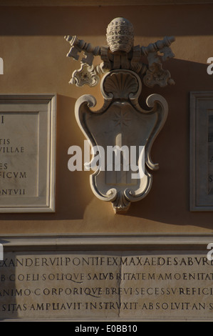 Italien. Castel Gandolfo. Der päpstliche Palast oder den Apostolischen Palast. Detail. Päpstliche Schild. Stockfoto