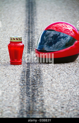 Ein Unfall mit dem Motorrad. Verkehrsunfall mit Bremsspur auf Straße. Symbolische Foto., Ein einkauft Mit Motorrad. Verkehrsunfall-m Stockfoto