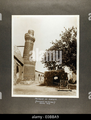 Ein ganzseitiges Bild von Edwin Newman, das Militärflugzeuge im Nahen Osten mit Schwerpunkt auf RAF-Operationen zeigt. Das Foto wurde während seiner Zeit in der Region aufgenommen und ist heute Teil der Sammlung des San Diego Air and Space Museum. Er hebt die Interaktion von Flugzeugen in einer Wüstenlandschaft im Nahen Osten hervor und trägt zum Verständnis der militärischen Luftfahrt in dieser Region bei. Stockfoto