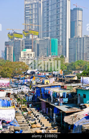 Stadt-Wäscherei basiert vor steigenden Mehrfamilienhäuser wo Hotel Wäsche gewaschen und getrocknet in heißen Sonne, Bombay, Mumbai, Indien Stockfoto