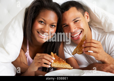 Paar genießen das Frühstück im Bett Stockfoto