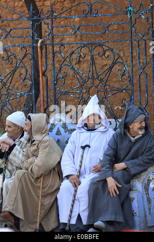 Traditionelle marokkanische Männer reden zwar mit Kapuze Mäntel in die kleine Stadt Chefchaouen tragen. Stockfoto