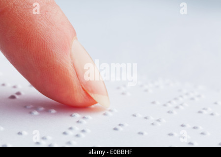 Finger und Braille-Schrift. Blinde Menschen lesen ein Buch in Blindenschrift, Finger und Braille-Schrift. Blinde Menschen lesen ein Buch in Blindenschrift, Finger Und B Stockfoto