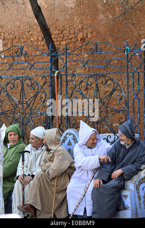 Traditionelle marokkanische Männer reden zwar mit Kapuze Mäntel in die kleine Stadt Chefchaouen tragen. Stockfoto