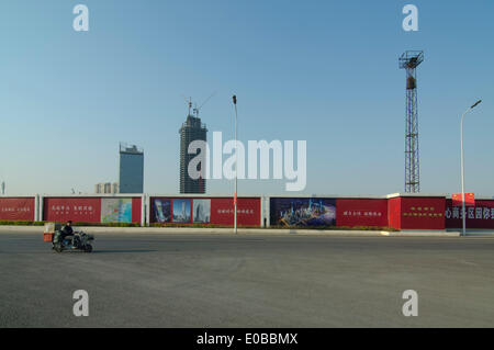 TIANJIN, China. 5. MAI 2014. Das unvollendete Büro- und Wohngebiet Hochhäuser des neuen Yujiapu Finanzviertels, Teil des Binhai Neubaugebiet stehen gespenstisch leer. Nach Meinung der Analysten von Nomura Chinas Immobilienblase geplatzt, und die Wirtschaft des Landes könnte dramatisch langsam, es sei denn, Beijing mit neue Konjunkturmaßnahmen Schritte. © Olli Geibel Stockfoto