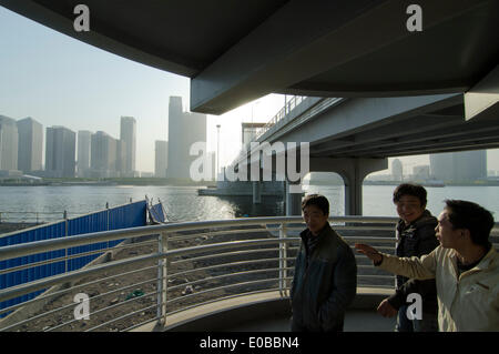 TIANJIN, China. 5. MAI 2014. Das unvollendete Büro- und Wohngebiet Hochhäuser des neuen Yujiapu Finanzviertels, Teil des Binhai Neubaugebiet stehen gespenstisch leer. Nach Meinung der Analysten von Nomura Chinas Immobilienblase geplatzt, und die Wirtschaft des Landes könnte dramatisch langsam, es sei denn, Beijing mit neue Konjunkturmaßnahmen Schritte. © Olli Geibel Stockfoto