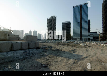 TIANJIN, China. 5. MAI 2014. Das unvollendete Büro- und Wohngebiet Hochhäuser des neuen Yujiapu Finanzviertels, Teil des Binhai Neubaugebiet stehen gespenstisch leer. Nach Meinung der Analysten von Nomura Chinas Immobilienblase geplatzt, und die Wirtschaft des Landes könnte dramatisch langsam, es sei denn, Beijing mit neue Konjunkturmaßnahmen Schritte. © Olli Geibel Stockfoto