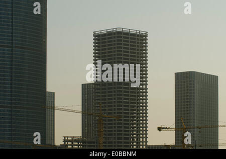 TIANJIN, China. 5. MAI 2014. Das unvollendete Büro- und Wohngebiet Hochhäuser des neuen Yujiapu Finanzviertels, Teil des Binhai Neubaugebiet stehen gespenstisch leer. Nach Meinung der Analysten von Nomura Chinas Immobilienblase geplatzt, und die Wirtschaft des Landes könnte dramatisch langsam, es sei denn, Beijing mit neue Konjunkturmaßnahmen Schritte. © Olli Geibel Stockfoto