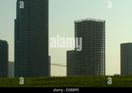 TIANJIN, China. 5. MAI 2014. Das unvollendete Büro- und Wohngebiet Hochhäuser des neuen Yujiapu Finanzviertels, Teil des Binhai Neubaugebiet stehen gespenstisch leer. Nach Meinung der Analysten von Nomura Chinas Immobilienblase geplatzt, und die Wirtschaft des Landes könnte dramatisch langsam, es sei denn, Beijing mit neue Konjunkturmaßnahmen Schritte. © Olli Geibel Stockfoto