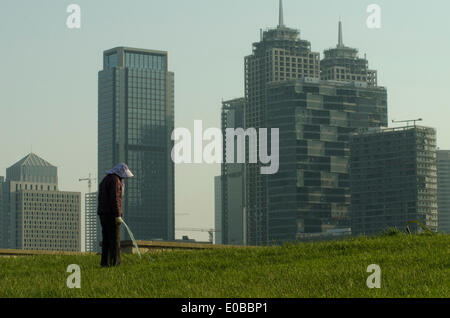 TIANJIN, China. 5. MAI 2014. Das unvollendete Büro- und Wohngebiet Hochhäuser des neuen Yujiapu Finanzviertels, Teil des Binhai Neubaugebiet stehen gespenstisch leer. Nach Meinung der Analysten von Nomura Chinas Immobilienblase geplatzt, und die Wirtschaft des Landes könnte dramatisch langsam, es sei denn, Beijing mit neue Konjunkturmaßnahmen Schritte. © Olli Geibel Stockfoto