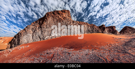 Felsformationen und Sanddüne in der Wüste von Death Valley (Valle De La Muerte), San Pedro de Atacama, Chile. Stockfoto