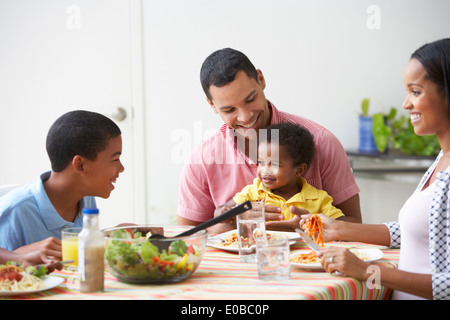 Familie Mahlzeit zusammen zu Hause Stockfoto