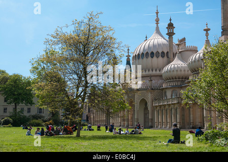 Entspannen auf dem Rasen vor dem Royal Pavillion. Brighton East Sussex UK Stockfoto