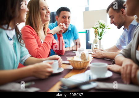 Porträt von happy Teenager Freunde im Café sitzen Stockfoto