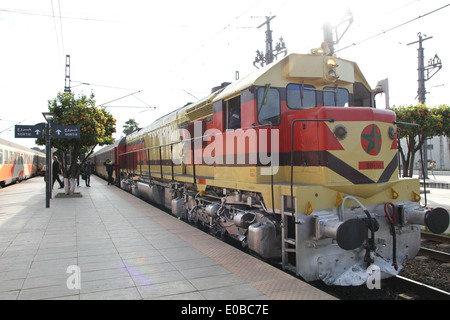 Güterzug im Bahnhof. Die Fes Bahnhof ist der Hauptbahnhof in der marokkanischen Stadt Fes. Stockfoto