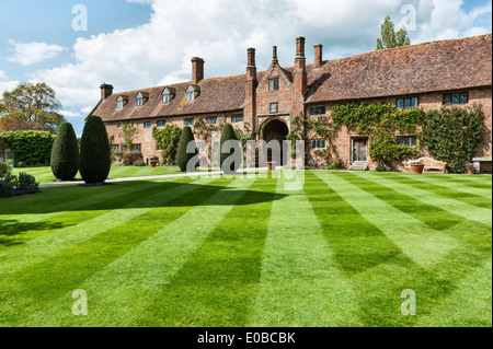 Sissinghurst Castle, Kent. Der Vorhof und Eingangstor - ist die lange Bibliothek auf der rechten Seite mit dem Haupthaus gegenüber Stockfoto