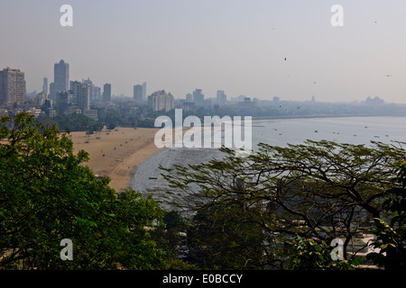 Mumbai Marine Drive Ansichten, Luxus-Wohnungen, Häuser, Parsi Türme des Schweigens, grünen Wohngegend, Gärten, Mumbai, Bombay, Indien Stockfoto