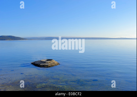 Angeln Kegel Geysir und Yellowstone Lake, West Thumb Geyser Basin, Yellowstone-Nationalpark, Wyoming, USA Stockfoto