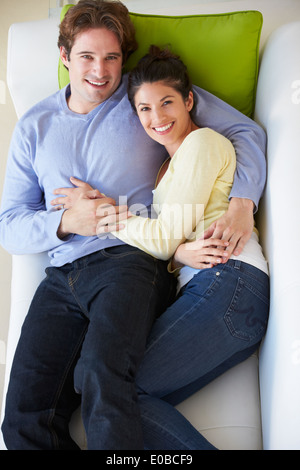 Draufsicht auf paar gemütlich auf Sofa Stockfoto