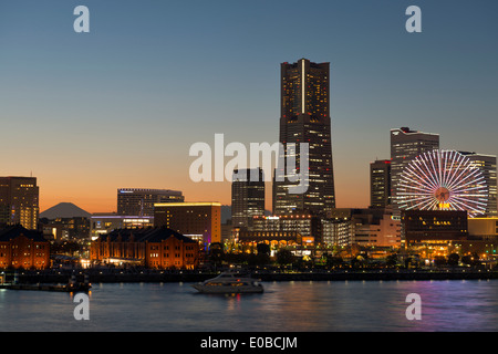 Nachtansicht der Landmark Tower, Mt. Fuji und Yokohama, Japan. Stockfoto