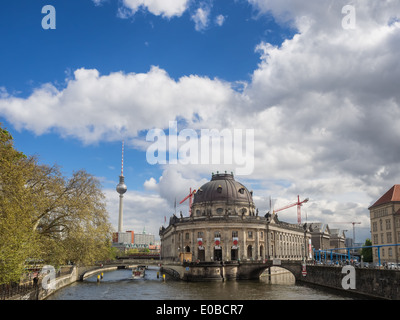 Museumsinsel auf Spree und Alexanderplatz Fernsehturm im Zentrum von Berlin, Deutschland Stockfoto