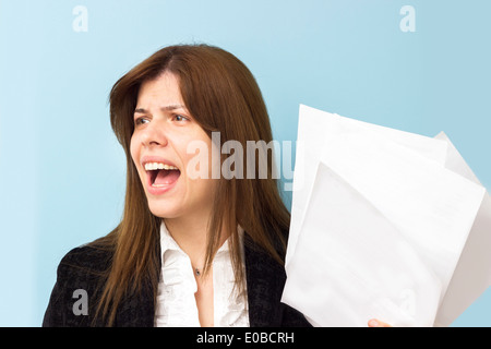 Schöne Geschäftsfrau schreien und betonend, dass über die Arbeit Stockfoto