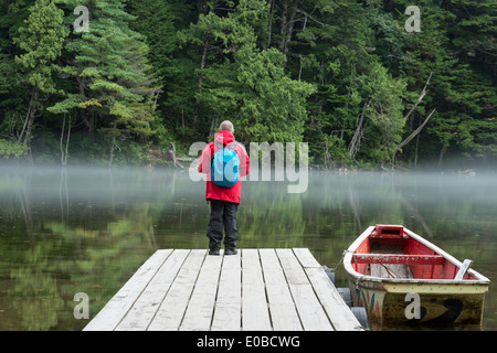 Wanderer am Myojin Teich im Chubu Sangaku Nationalpark, Nagano, Japan Stockfoto