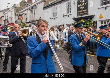 Helston Flora Tag 2014 Mittag Tanz, Kostüme und Spitze Hüte getragen Stockfoto