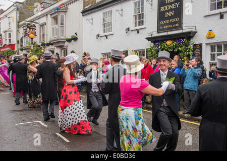 Helston Flora Tag 2014 Mittag Tanz, Kostüme und Spitze Hüte getragen Stockfoto