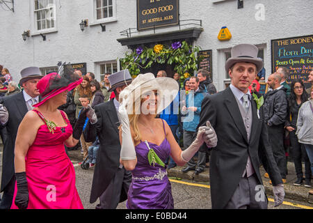 Helston Flora Tag 2014 Mittag Tanz, Kostüme und Spitze Hüte getragen Stockfoto