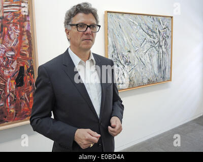 Bern, Schweiz. 8. Mai 2014. Schweizer Kunsthistoriker Matthias Frehner, Direktor des Kunstmuseums Bern, birgt im Inneren des Museums in Bern, Schweiz, 8. Mai 2014. Das Kunstmuseum sagte am 07. Mai, es informiert wurde von Christoph Edel, Anwalt der deutschen Kunstsammler Cornelius Gurlitt, der 06 Mai gestorben, dass Gurlitt die privatrechtliche Stiftung Kunstmuseum Bern seine uneingeschränkte und uneingeschränkten Alleinerben ernannt hat. Das Museum angekündigt, dass es auf die Bestimmungen der Erklärung von Washington über die Rückgabe von NS-Raubkunst halten würde. Foto: Thomas Burmeister, Dpa/Alamy Live News Stockfoto